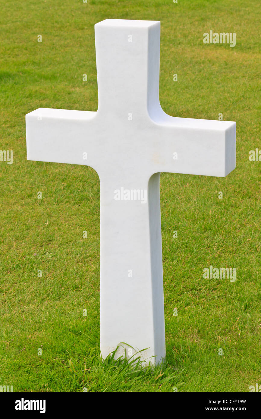Croce in marmo del soldato caduto, guerra americana cimitero vicino la spiaggia di Omaha, Normandia (Colleville-sur-Mer) Foto Stock