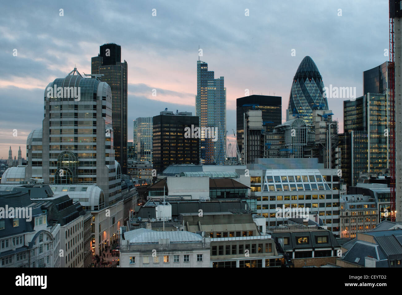 Vista di Londra quartiere finanziario dal Grande Incendio di Londra un monumento al tramonto Foto Stock