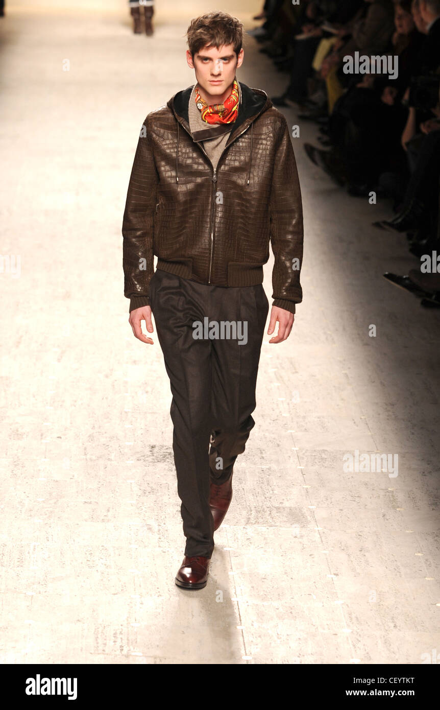 Hermes Paris pronto a indossare in autunno e inverno Marrone Pelle di  coccodrillo incappucciati giacca di pelle marrone e pantaloni rastremata  Foto stock - Alamy