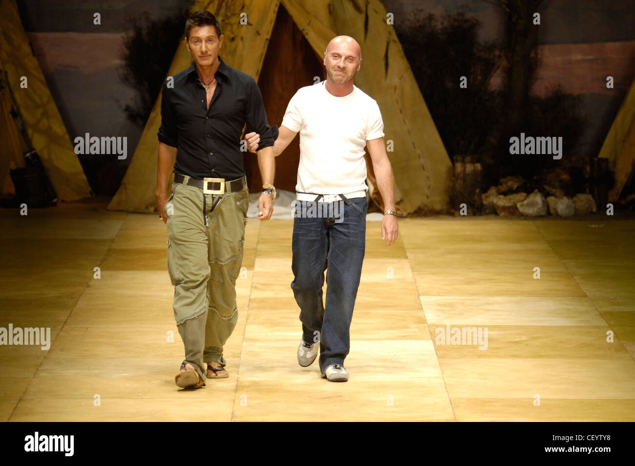 Dolce & Gabbana Milano pronto a indossare abbigliamento Uomo Primavera Estate designer di moda Domenico Dolce e Stefano Gabbana camminando verso il basso Foto Stock