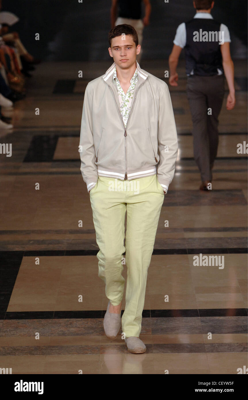 Hermes Paris pronto a indossare abbigliamento Uomo Primavera Estate  Brunette modello maschile che indossa una giacca beige pallido pantaloni  giallo e beige Foto stock - Alamy