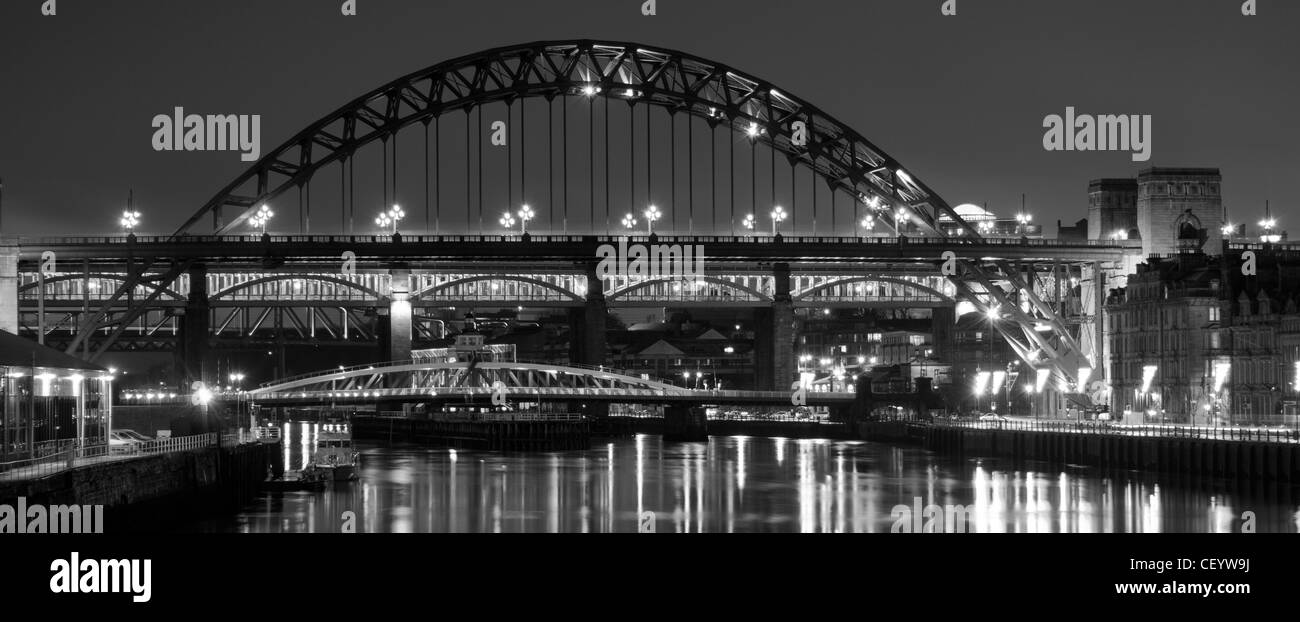 Tyne Bridge e gli altri ponti che attraversano il fiume Tyne (UK) a notte (monocromatico) Foto Stock