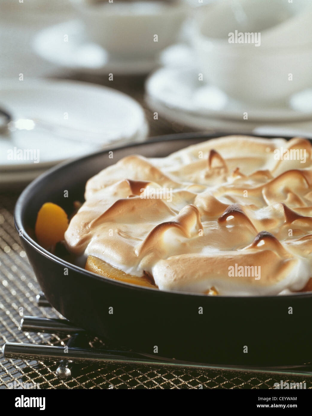 Incontra dolci acidule risultati celeste servire dessert di meringa, frutta e bacche! Facile da preparare e lussuoso, arrotondamento Foto Stock