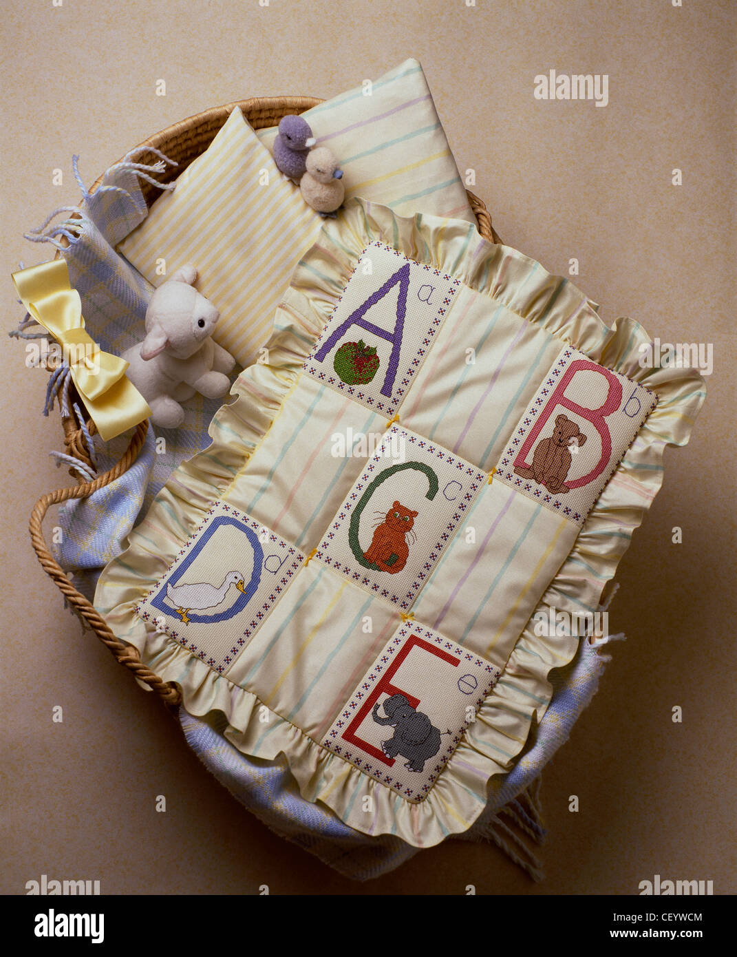 Alfabeto animali ricamato alternativo punto croce pannelli fabricthis affascinante patchwork quilt pram e la sua facile come ABC! Foto Stock