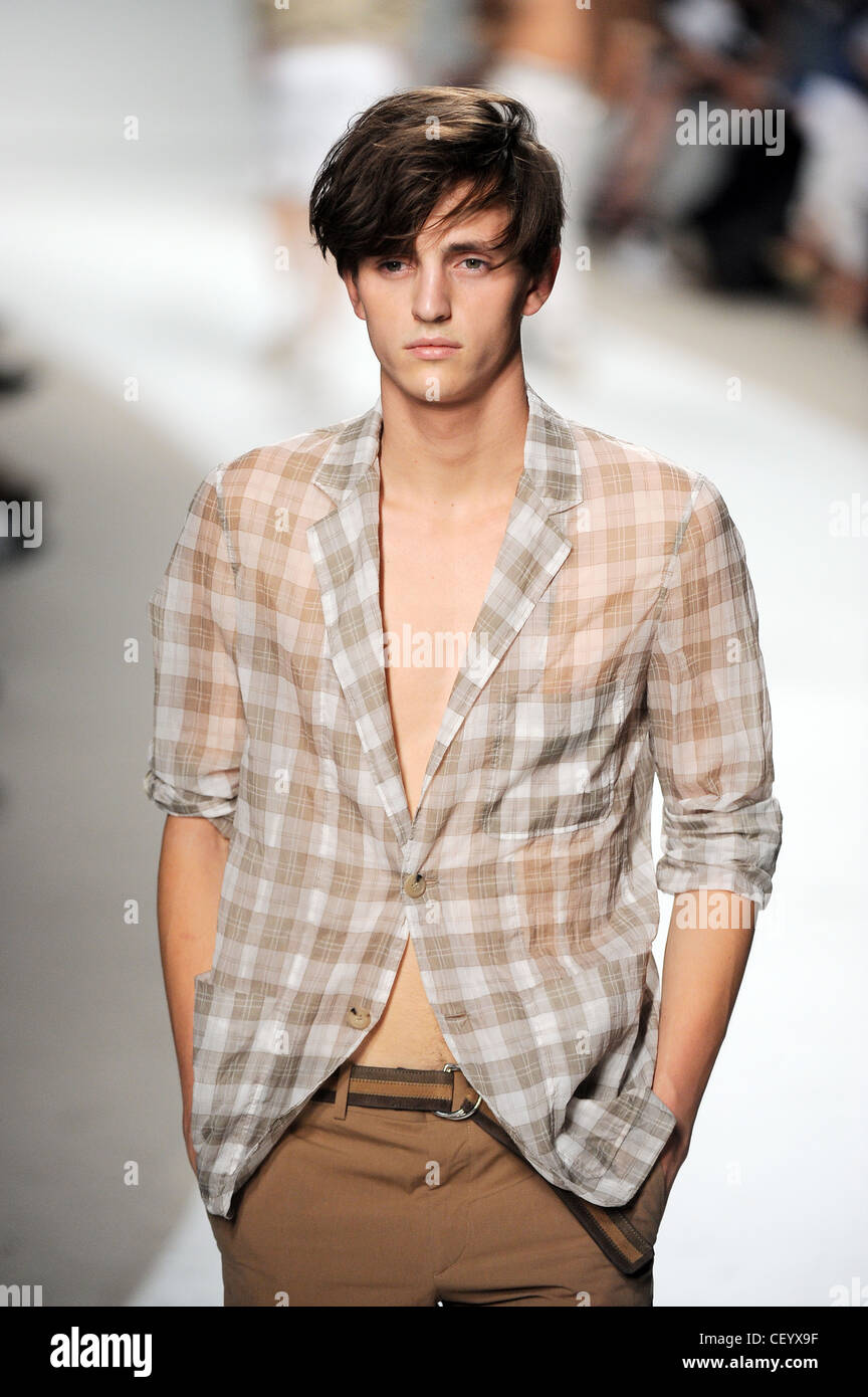 Hermes Paris pronto a indossare abbigliamento Uomo Primavera Estate 2011  controllato shirt Foto stock - Alamy