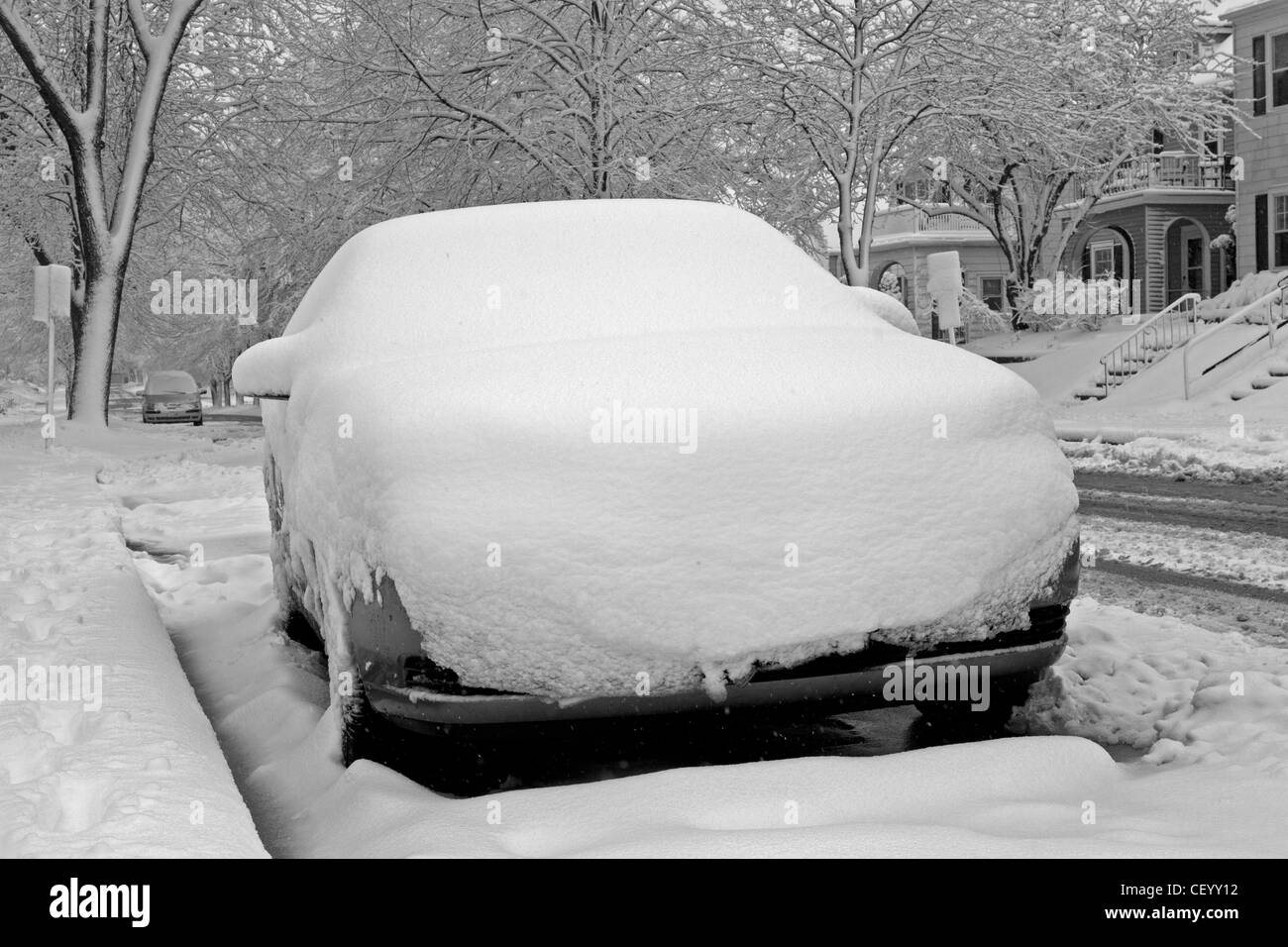 Un auto è sepolto nella neve dopo una notte di tempesta in tempo a Milwaukee nel Wisconsin. Foto Stock