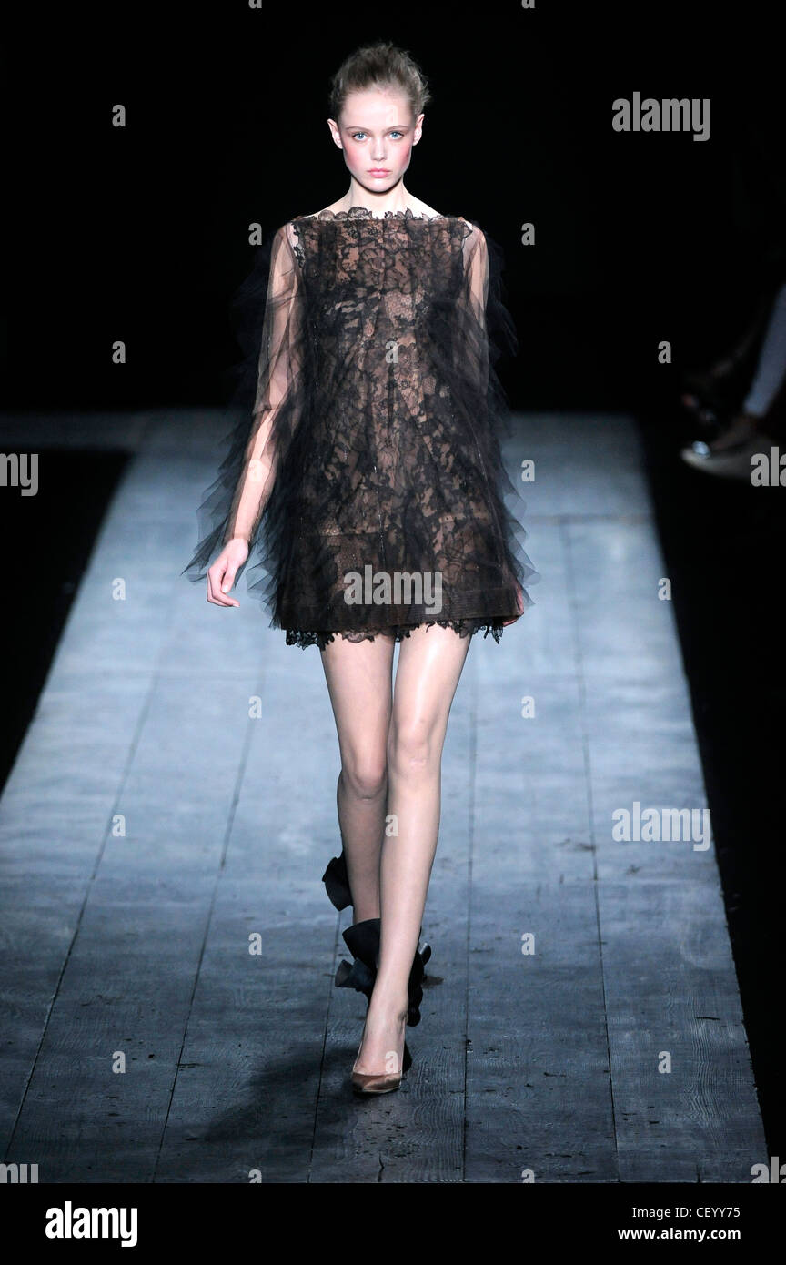 Valentino Parigi Haute Couture Autunno Inverno modello indossando un breve  black Abito in pizzo e scarpe non corrispondenti Foto stock - Alamy