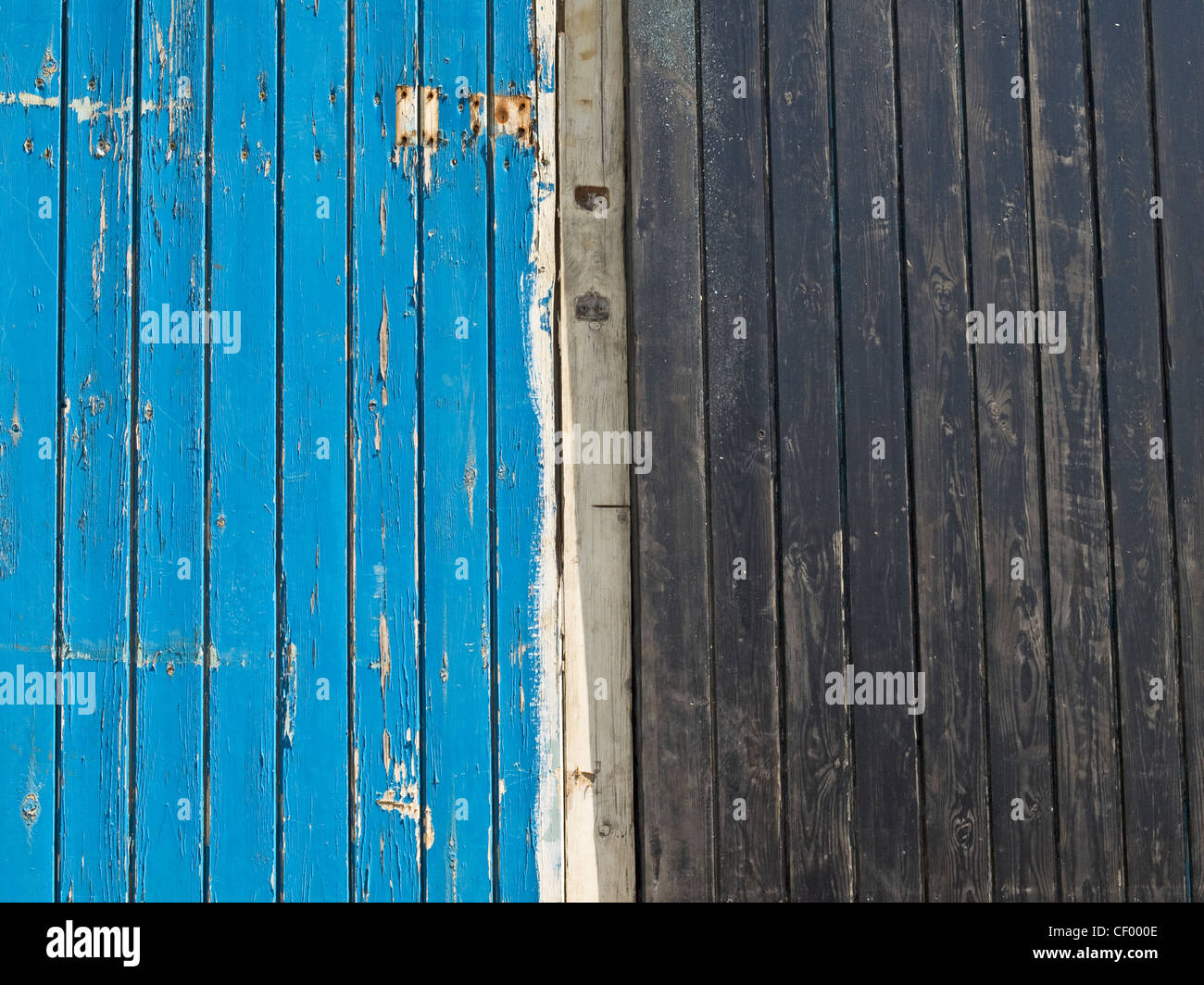 Vecchio garage porte dipinte di blu e nero in vernice di pelatura. Foto Stock