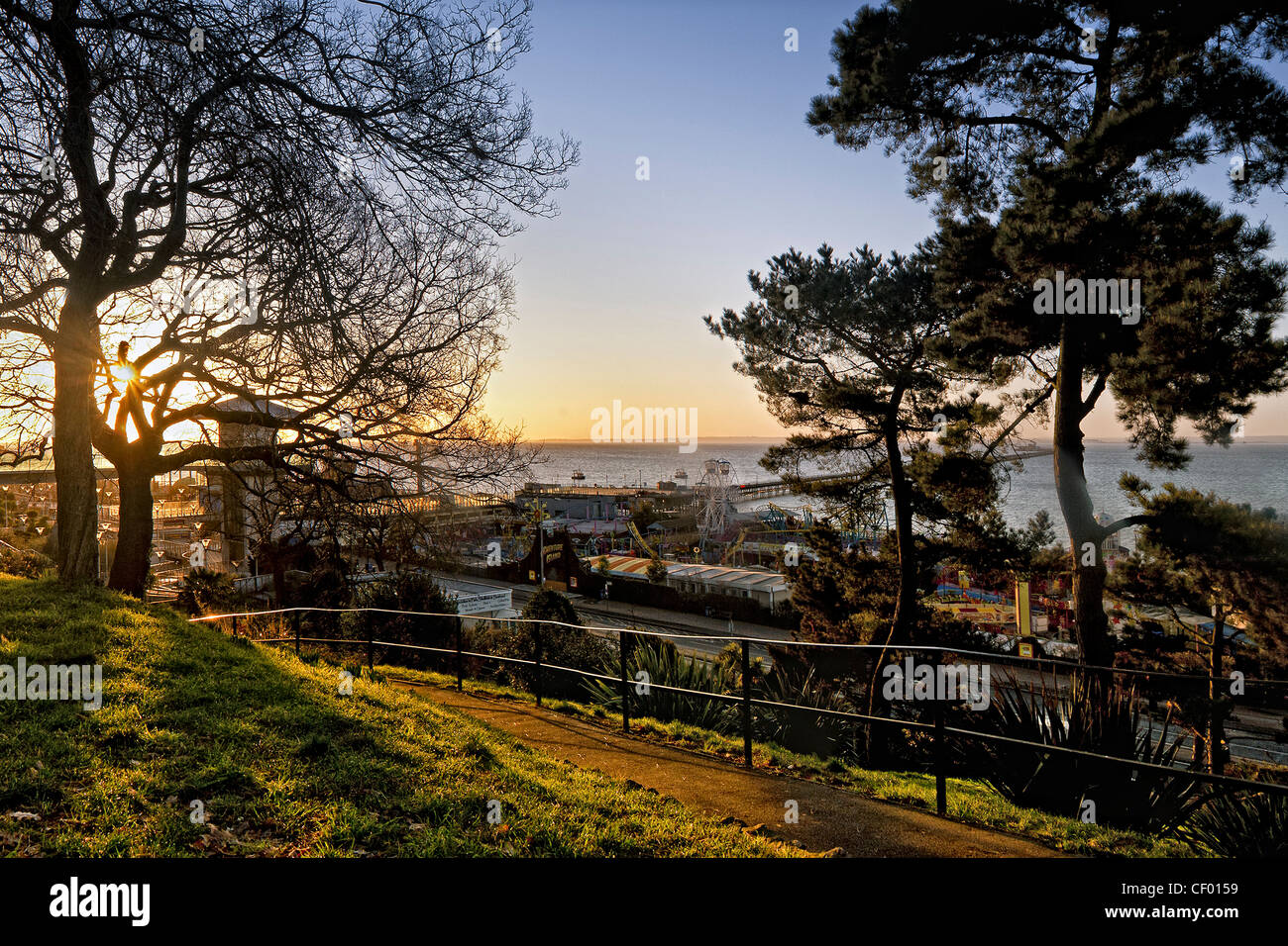 SOUTHEND-ON-SEA, ESSEX, Regno Unito - 19 FEBBRAIO 2012: Vista del molo dai giardini di Royal Terrace Foto Stock