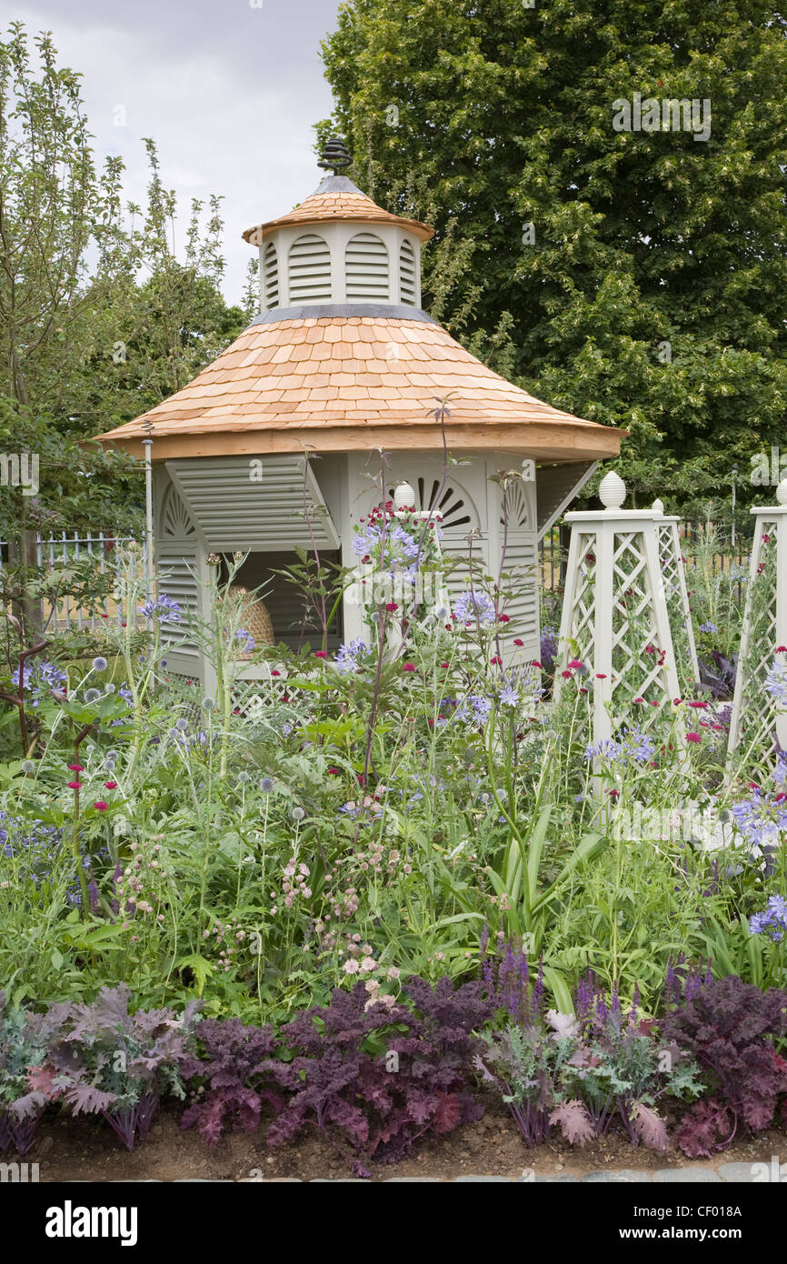 Hampton Court Royal Horticultural Society mostrano un giardino apicoltori (GW, Damson Design), argento dorato medaglia un giardino alveari Foto Stock