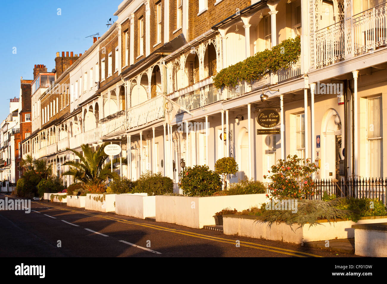 SOUTHEND-ON-SEA, ESSEX, Regno Unito - 19 FEBBRAIO 2012: Case georgiane con terrazza a Royal Terrace nell'area di Cliftown Conservation Foto Stock