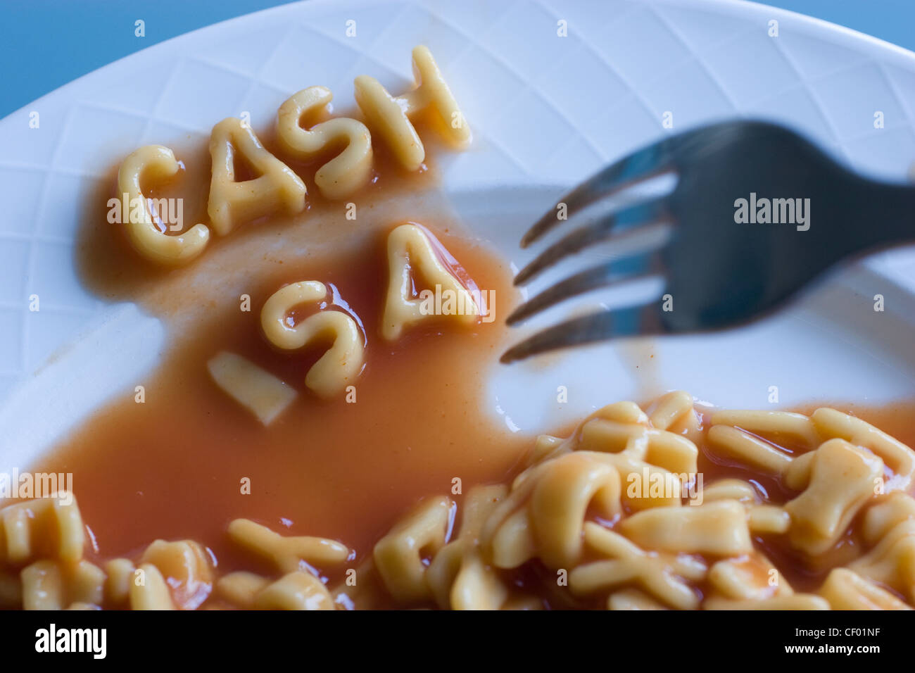 La frase "Cash ISA" è stata scritta utilizzando le lettere Alphabetti Spaghetti su un piatto, simboleggiando i singoli conti di risparmio, uno schema di risparmio del Regno Unito esentasse Foto Stock