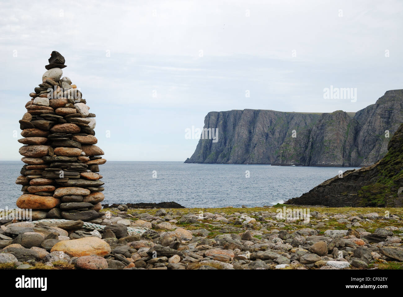Vista di Capo Nord con pietra miliare. Foto Stock