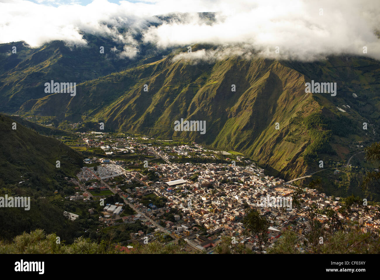 L'insediamento nella valle tra le montagne, nuvoloso, macchie solari, Bird view Foto Stock