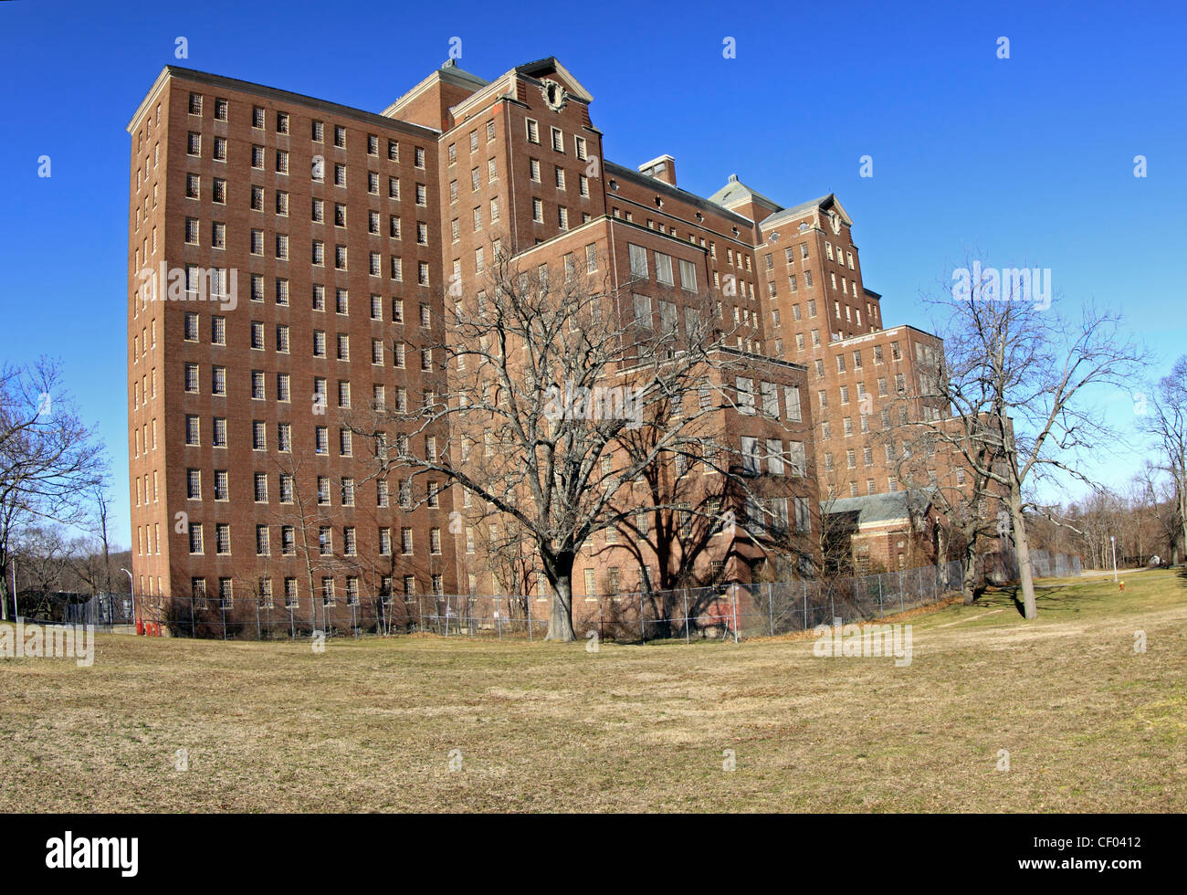 Chiuso e abbandonato edificio 93 al Kings Park Ospedale Psichiatrico complesso Long Island NY Foto Stock