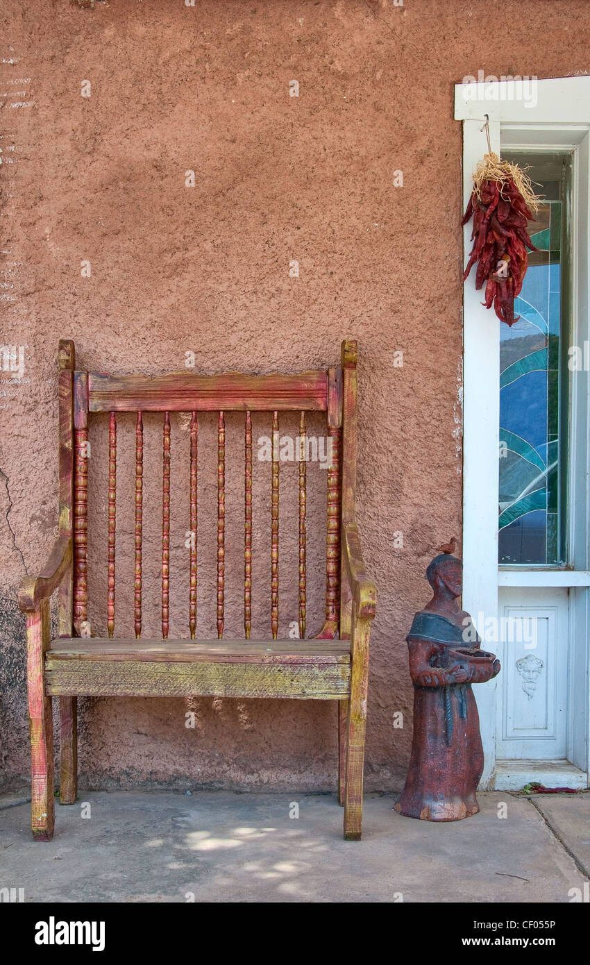 Vecchia sedia al portico di casa storica a Lincoln Historic District, Lincoln, Nuovo Messico, STATI UNITI D'AMERICA Foto Stock