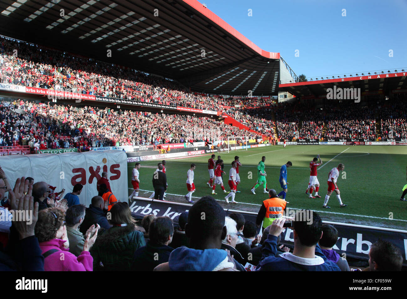 Charlton Athletic FC, la valle v Stevenage FC nel campionato inglese 1 davanti ad una folla di 26,546 Foto Stock