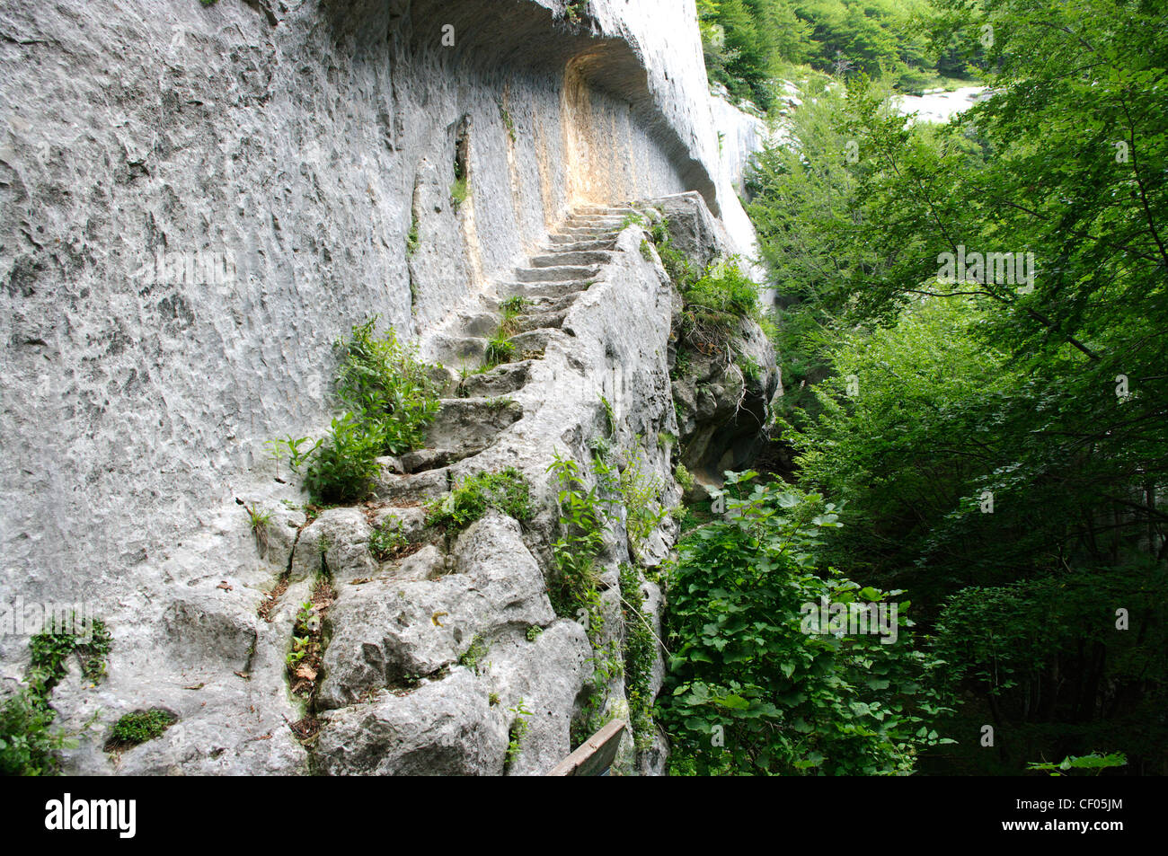 Passi che conducono all'eremo di San Giovanni, il Parco Nazionale della Maiella, Italia centrale Foto Stock