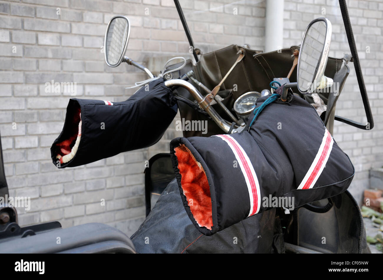 Scalda i guanti più caldo fissato al posto di tre ruote moto inverno freddo  di protezione proteggono la guida bike Pechino CINA Foto stock - Alamy