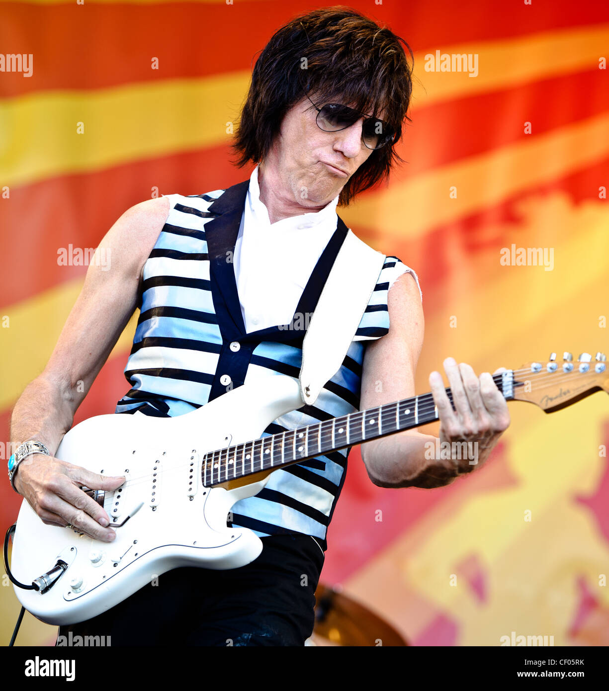 Jeff Beck giocando con Jason Rebello sulle tastiere, Rhonda Smith al basso e Narada Michael Walden su tamburi al Jazz Fest 2011 in New Orleans, LA il giorno 1. Foto Stock