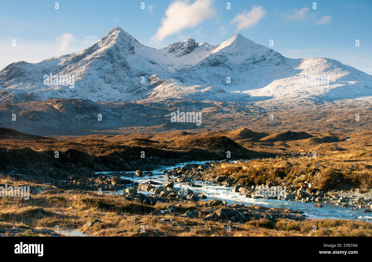 Un paesaggio del black cuillins con la neve sulle cime e il fiume sligachan isola di Skye in Scozia Foto Stock