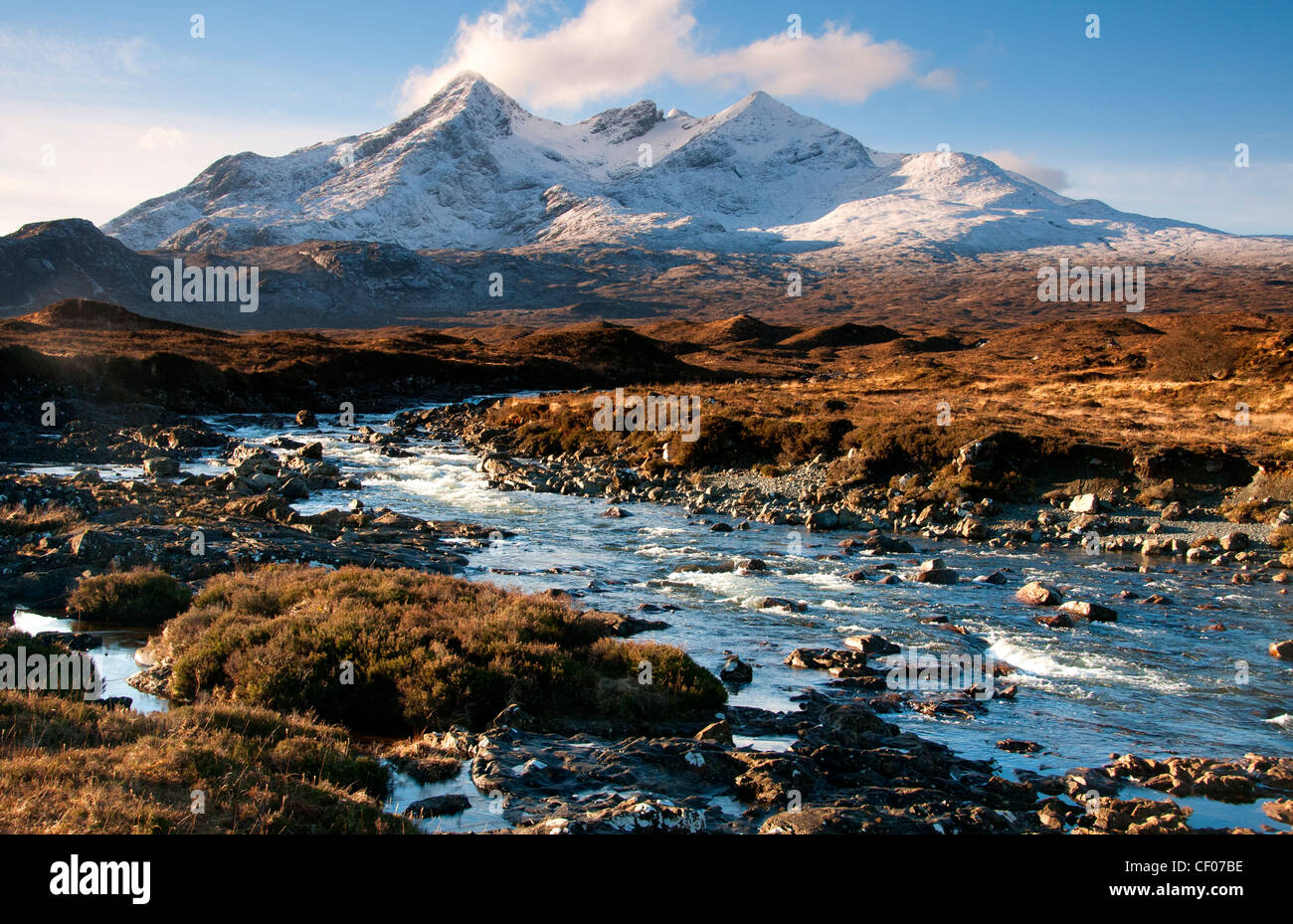 Un paesaggio del black cuillins con la neve sulle cime e il fiume sligachhan isola di Skye in Scozia Foto Stock