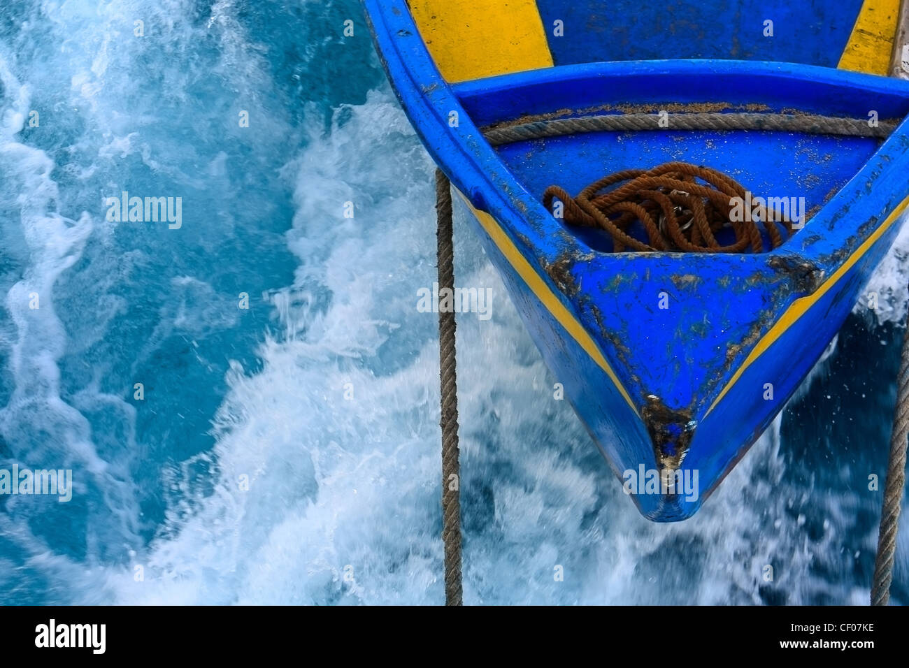 Una barca trascinata da un altra barca su una costa greca sul Mar Egeo. Foto Stock