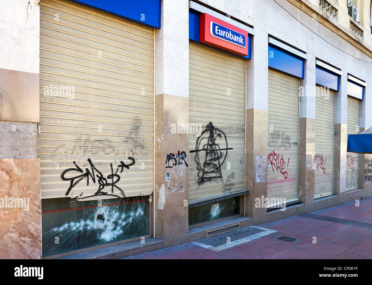 Eurobank fire danneggiato da tumulti a Atene, Grecia Foto Stock