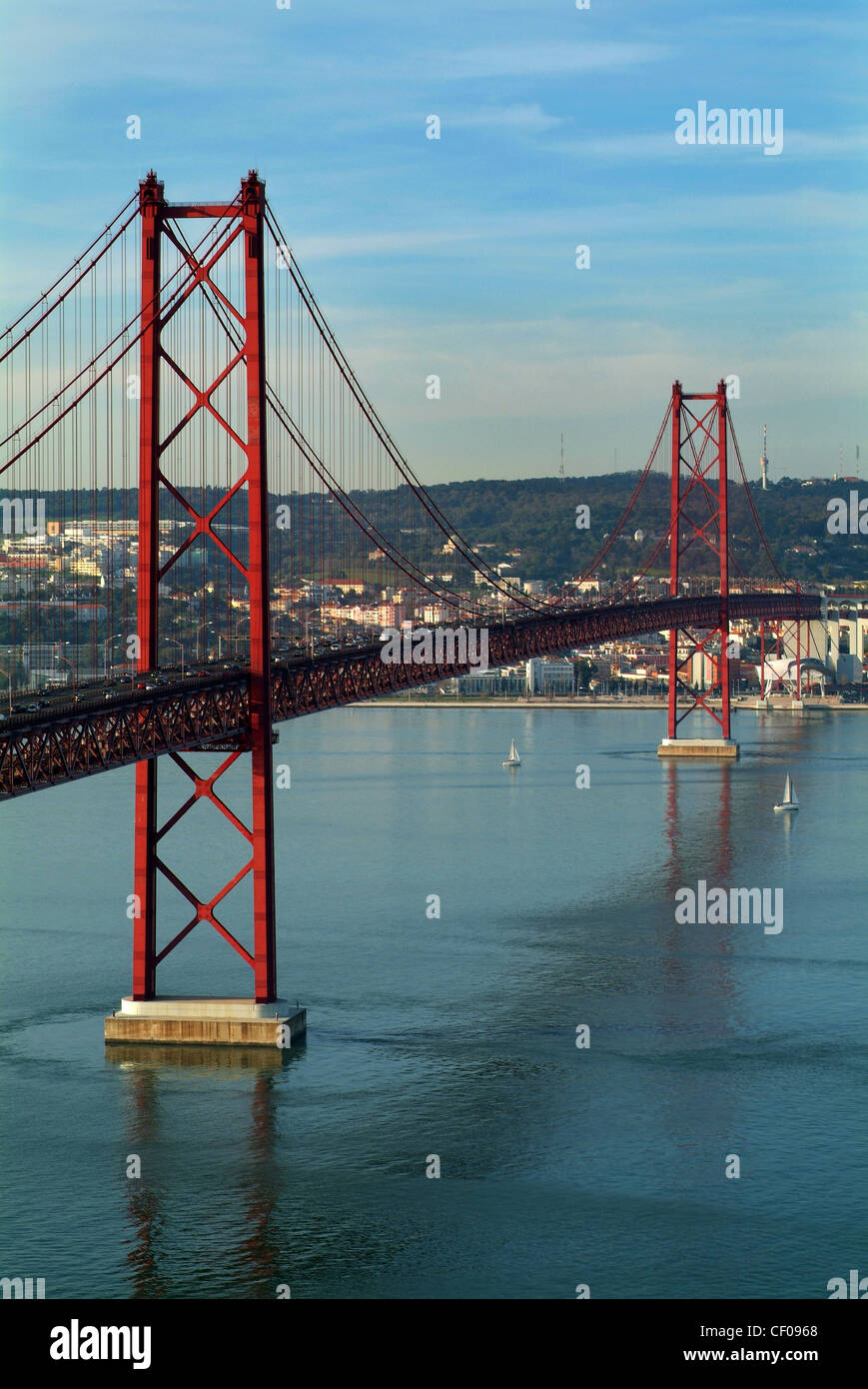 Il XXV Aprile ponte sopra il fiume Tago a Lisbona, Portogallo, Europa Foto Stock