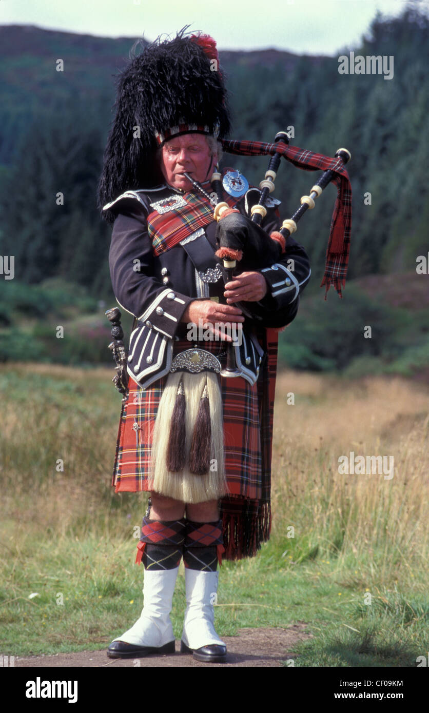 Scottish piper riproduzione di cornamuse nelle Highlands, Scozia Foto Stock