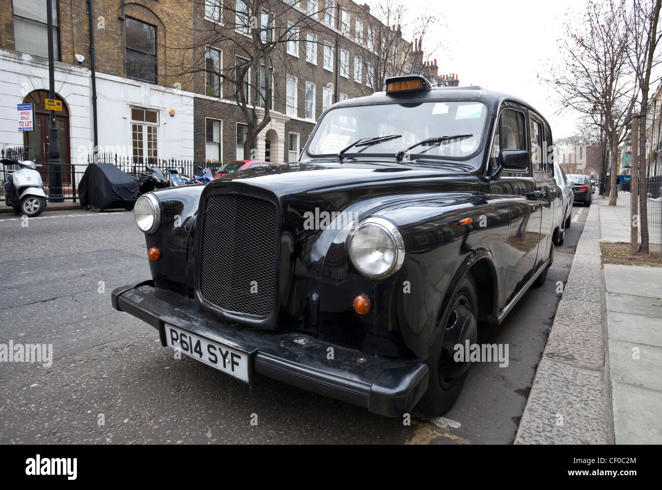 Taxi di Londra parcheggiato sulla strada, Inghilterra, Regno Unito Foto Stock