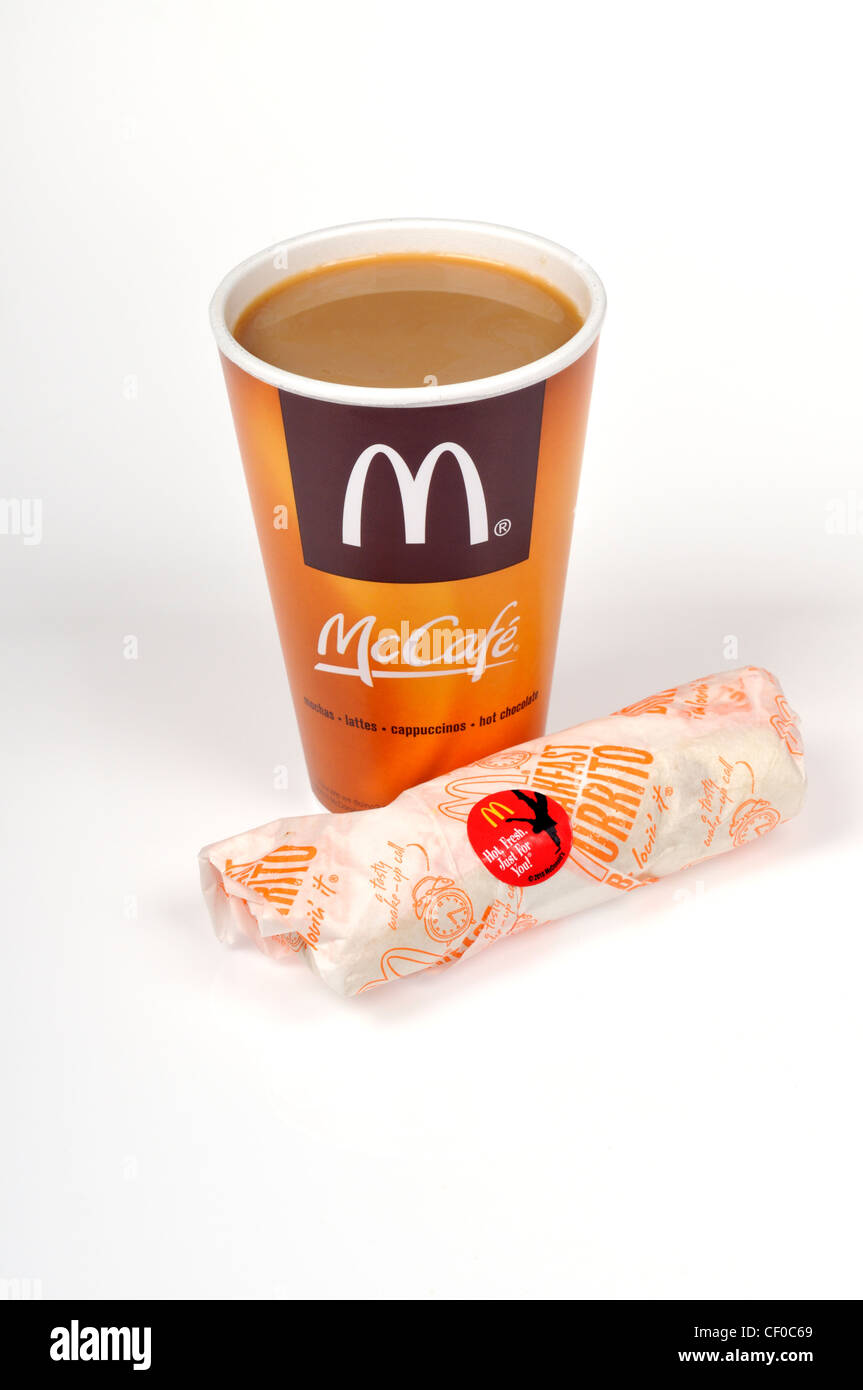 McDonald's Mccafe caffè con una colazione burrito sull'involucro su sfondo bianco tagliato fuori USA Foto Stock