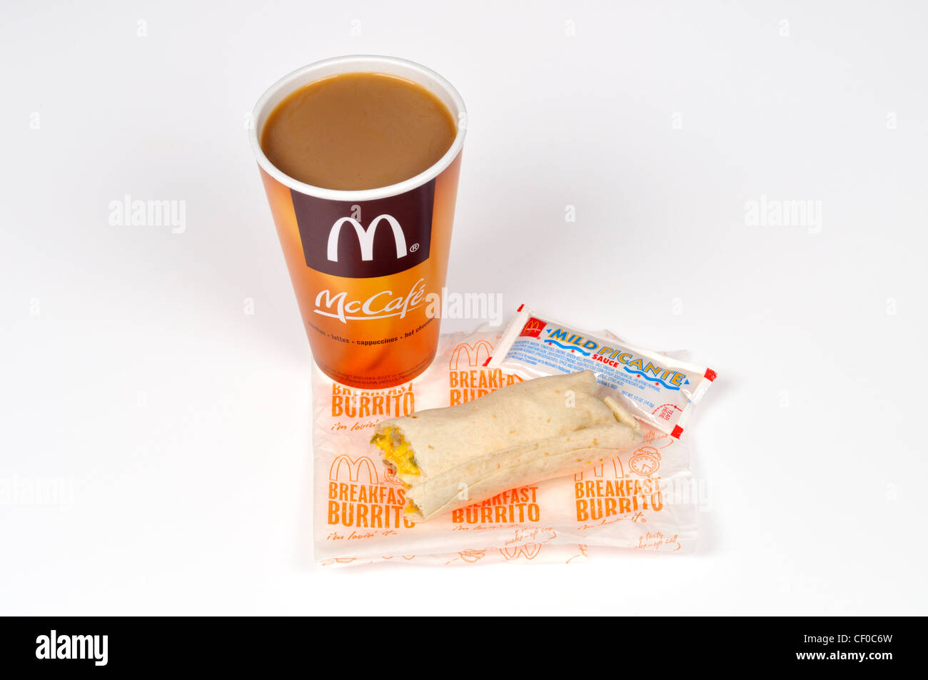 McDonald's Mccafe caffè con una salsiccia colazione burrito sull'involucro su sfondo bianco tagliato fuori USA Foto Stock