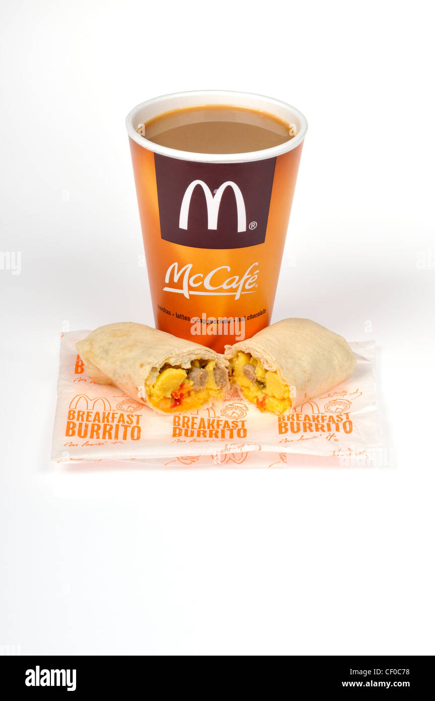 McDonalds breakfast burrito sul legatore e tazza di McCafe caffè caldo senza coperchio su sfondo bianco tagliato fuori degli Stati Uniti. Foto Stock