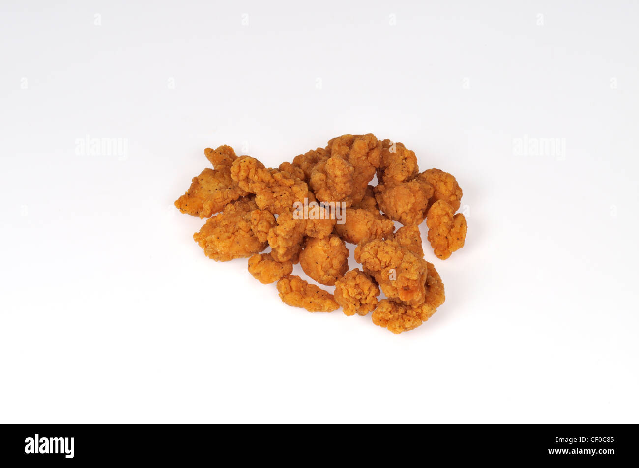 Il Popcorn pollo su sfondo bianco isolato Foto Stock