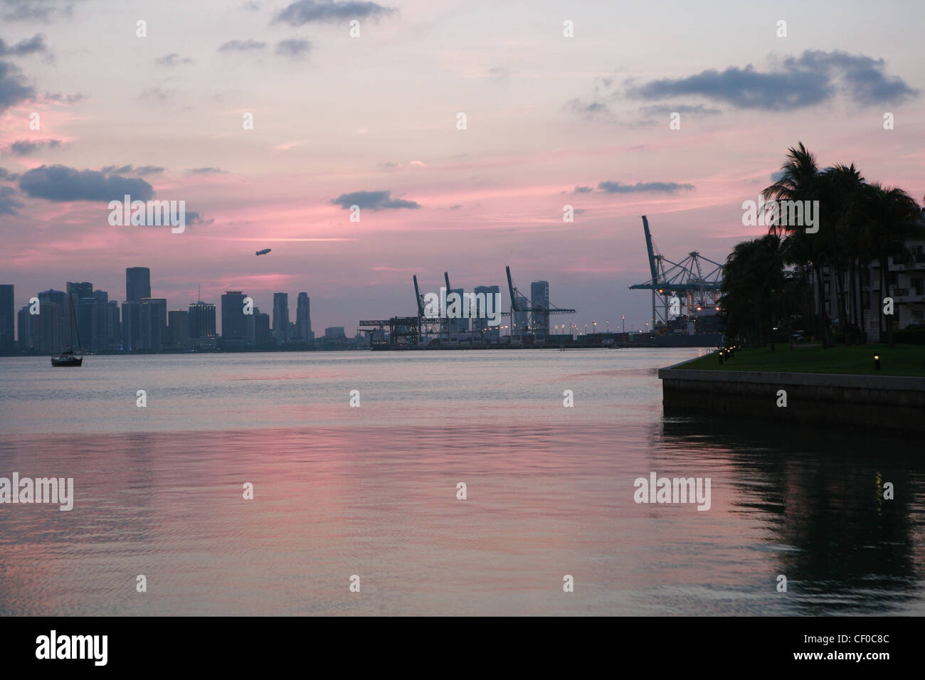 Edifici,Miami,barca,tramonto, Yacht,Biscayne Bay,Porto di Miami, gru,nave Foto Stock