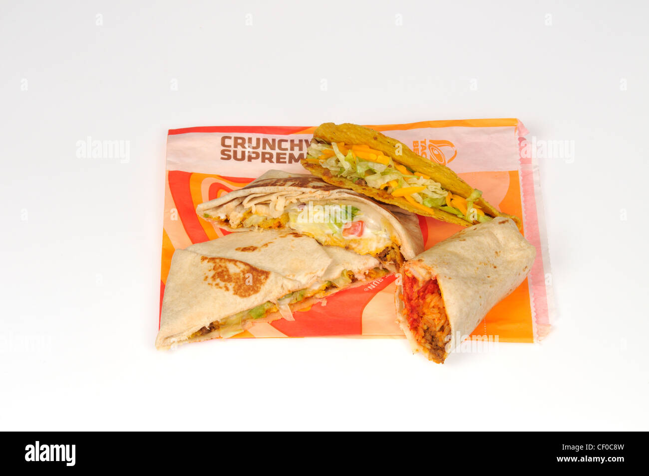 Taco Bell burrito, taco e supremo crunchwrap sull'involucro su sfondo bianco intaglio Foto Stock