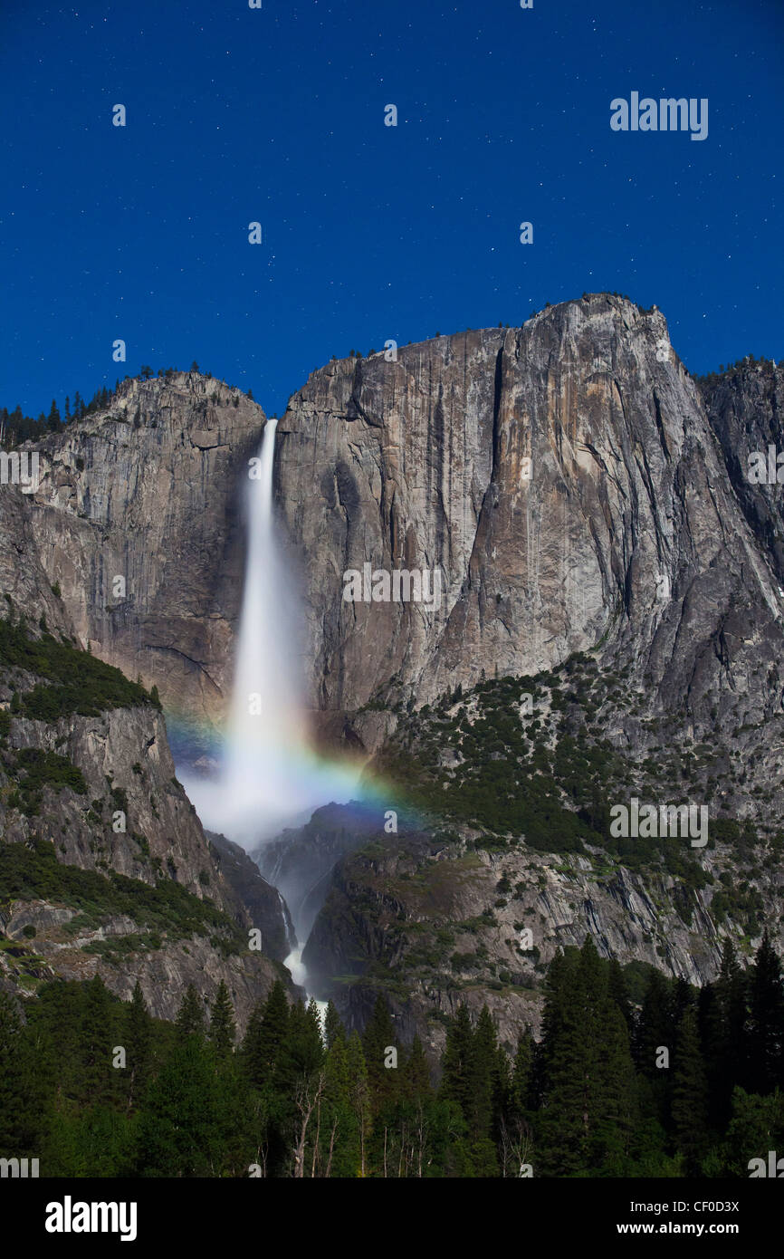 Arcobaleno lunare, noto anche come un moonbow, viene visualizzato sotto al chiaro di luna su Yosemite Falls - Parco Nazionale di Yosemite in California Foto Stock