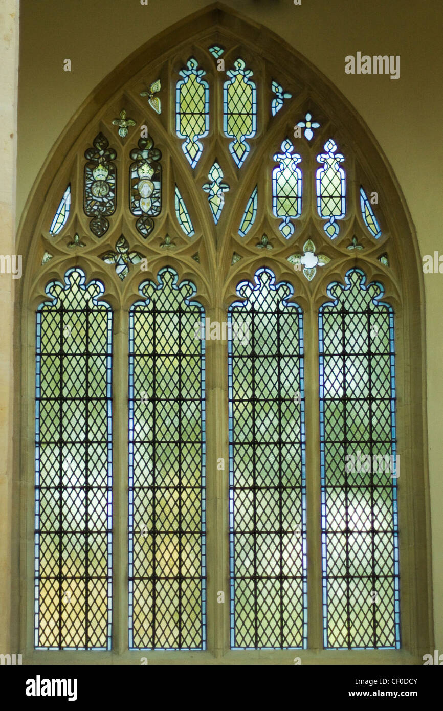 Vetrata a San Pietro e la chiesa di St Paul Northleach Foto Stock