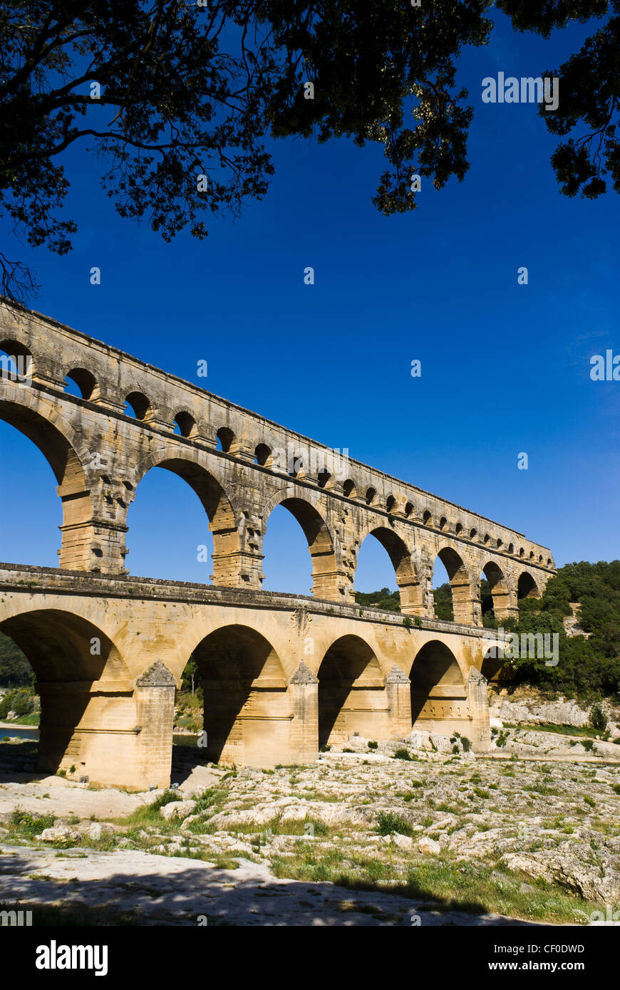 Il Pont du Gard, un antico acquedotto romano ponte che attraversa il fiume Gard nel sud della Francia. Foto Stock
