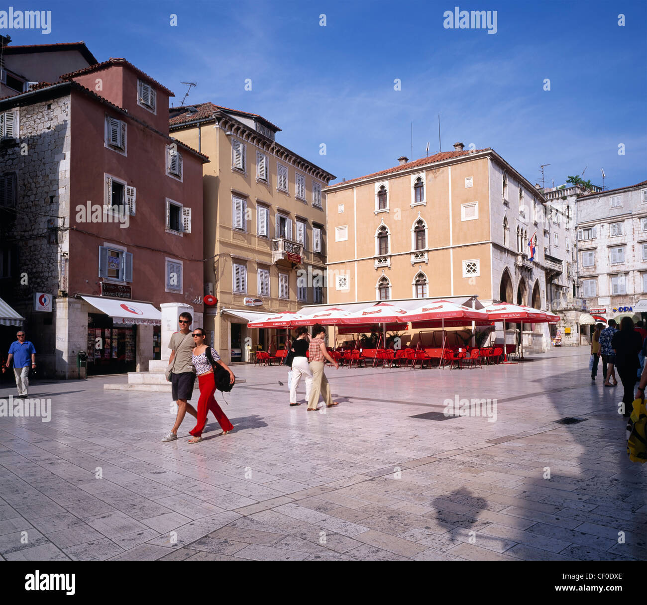 Giovane passeggiando attraverso il Narodni trg, Split, Dalmazia, Croazia. Foto Stock