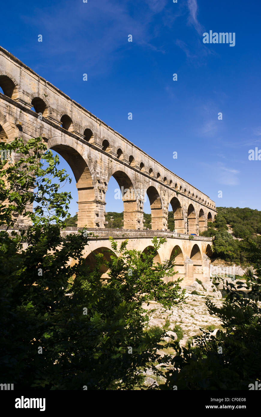 Il Pont du Gard, un antico acquedotto romano ponte che attraversa il fiume Gard nel sud della Francia. Foto Stock