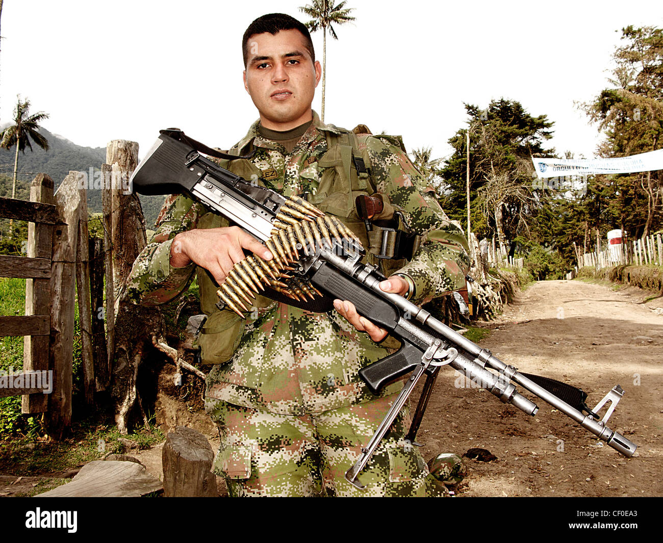 Soldato colombiano con M 60 mitragliatrice Foto Stock
