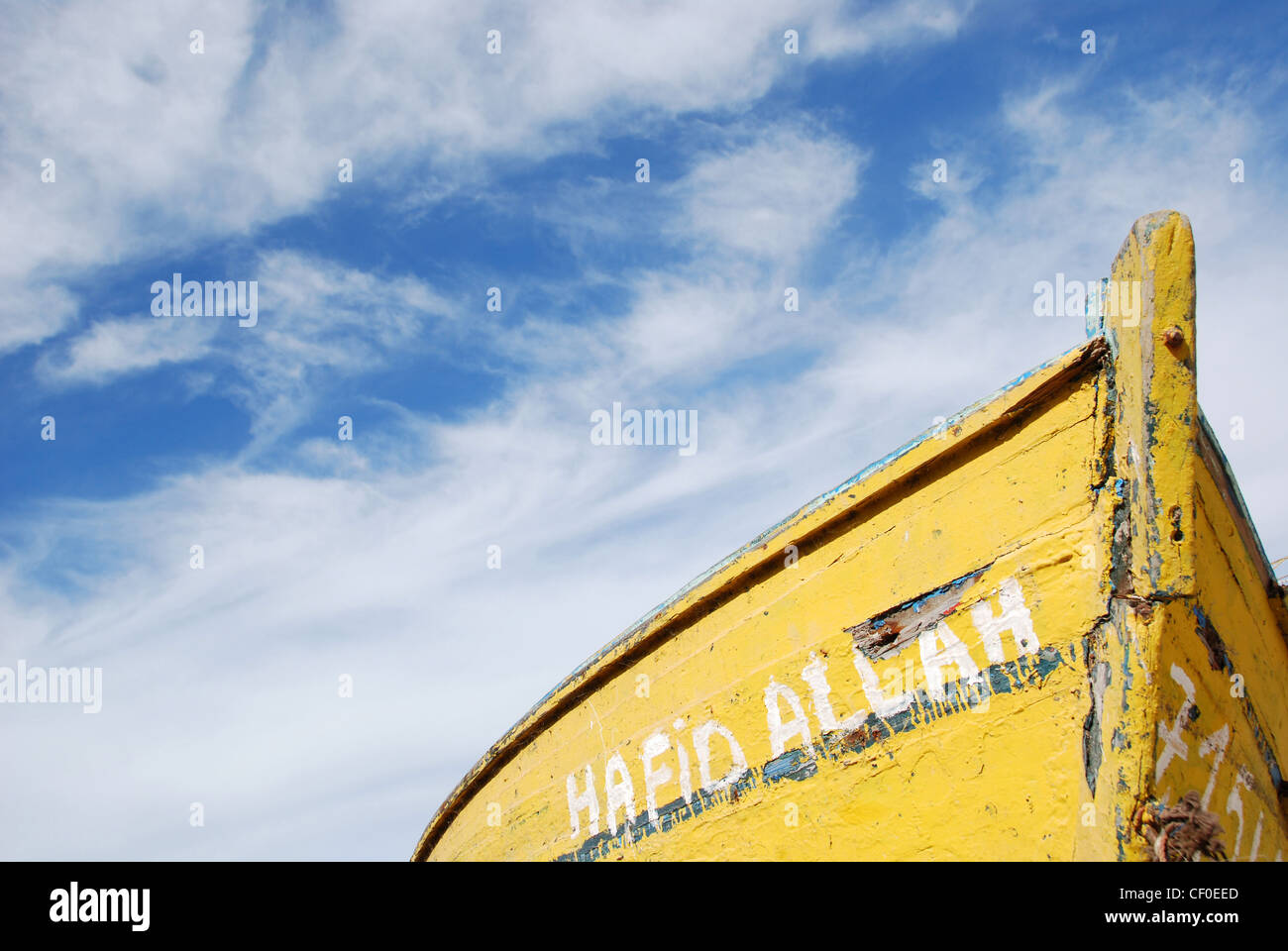 Giallo vecchia barca da pesca, Essaouira, Marocco, Africa Foto Stock