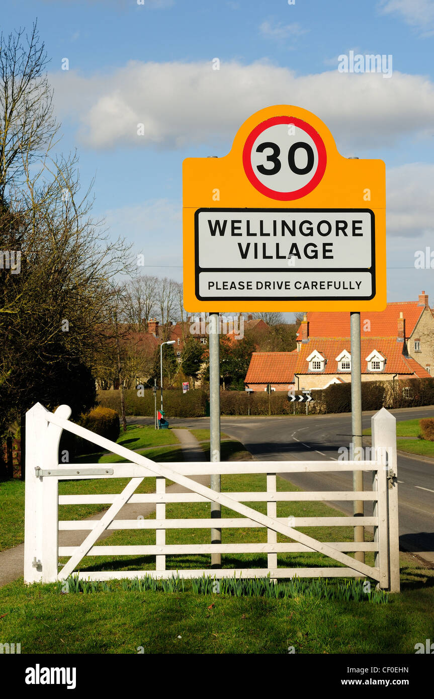 Villaggio Wellingore Lincolnshire.Villaggio segno (si prega di guidare con cautela) 30Km/h. Foto Stock