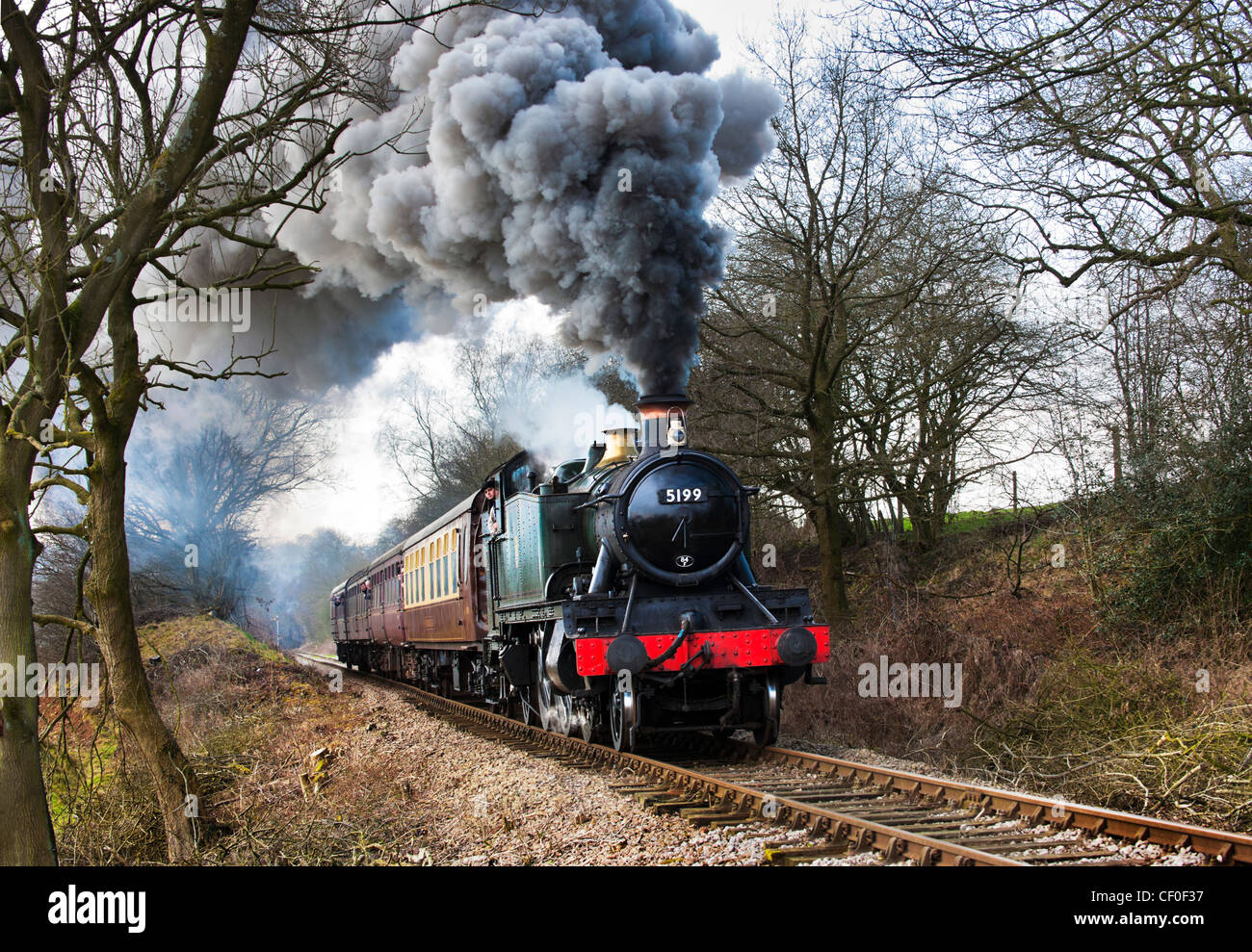 Ex-GWR Prairie serbatoio loco n. 5199 tira un treno fuori Leekbrook verso Cauldon Lowe sul Churnet Valley Railway. Foto Stock