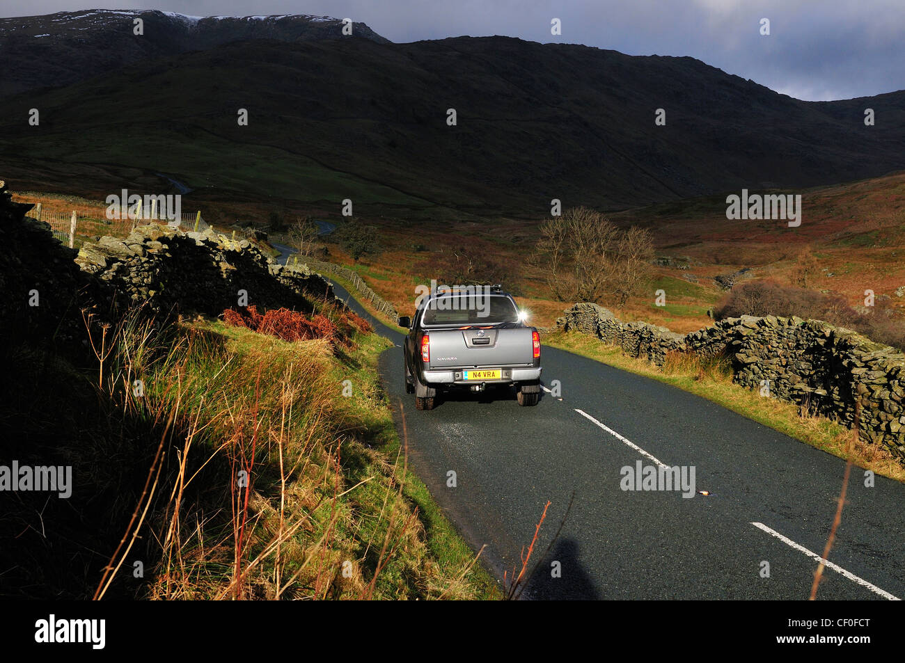 Nissan Navara in prossimità della cima del Passo di Kirkstone nr.Ullswater nella suggestiva luce del sole invernale, il Lake District, Cumbria, Inghilterra, UK Foto Stock