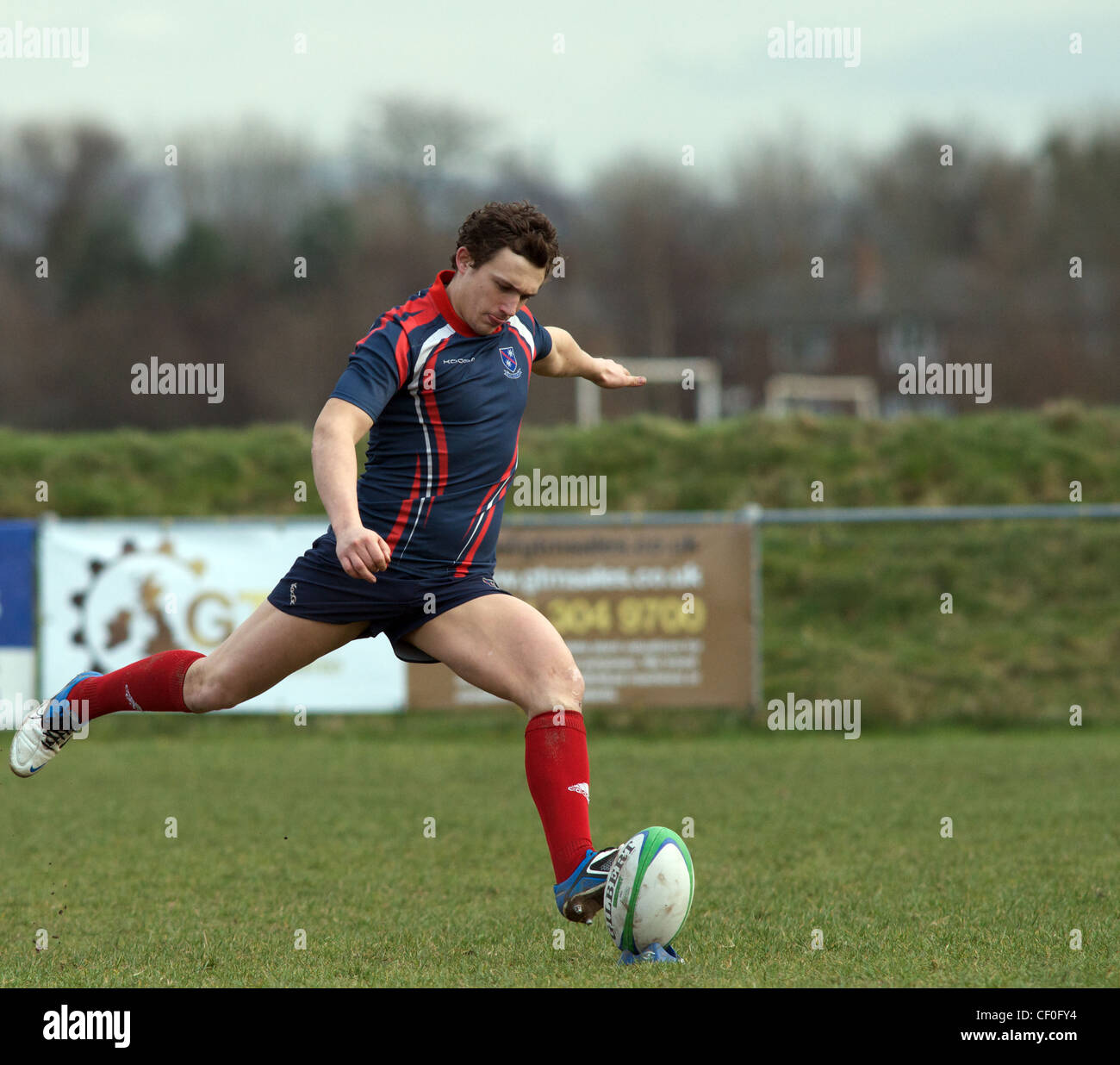 Giocatore di rugby circa a calci una conversione Foto Stock