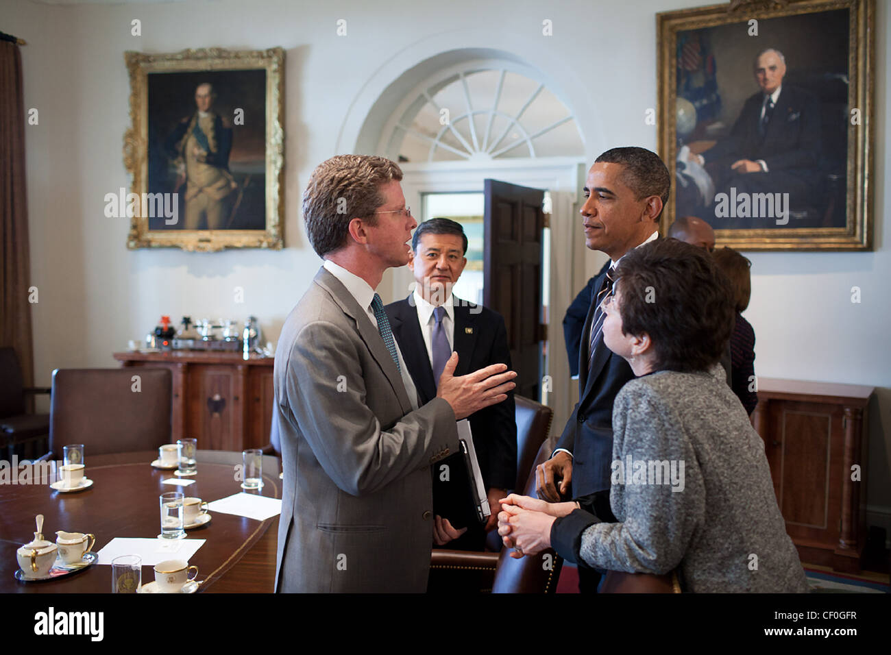 Il presidente Barack Obama parla con alloggiamento e lo sviluppo urbano Segretario Shaun Donovan, Veterans Affairs Segretario Eric Shinseki e Senior Advisor Valerie Jarrett a seguito di una riunione del gabinetto nel Cabinet Room della casa bianca 31 Gennaio 2012 a Washington, DC. Foto Stock