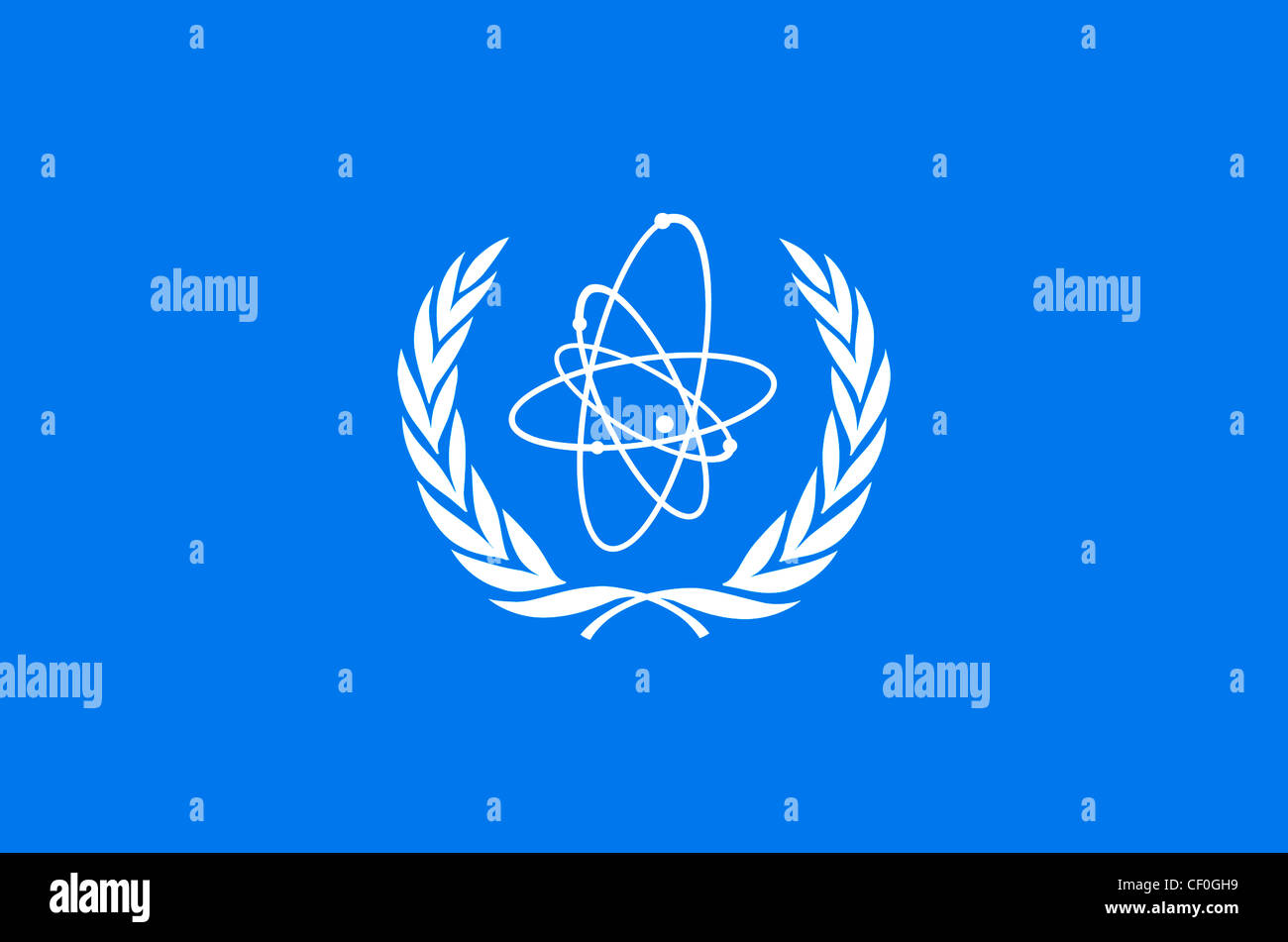 Bandiera dell'Agenzia internazionale per l energia atomica AIEA con lo stemma dell'organizzazione con sede a Vienna. Foto Stock